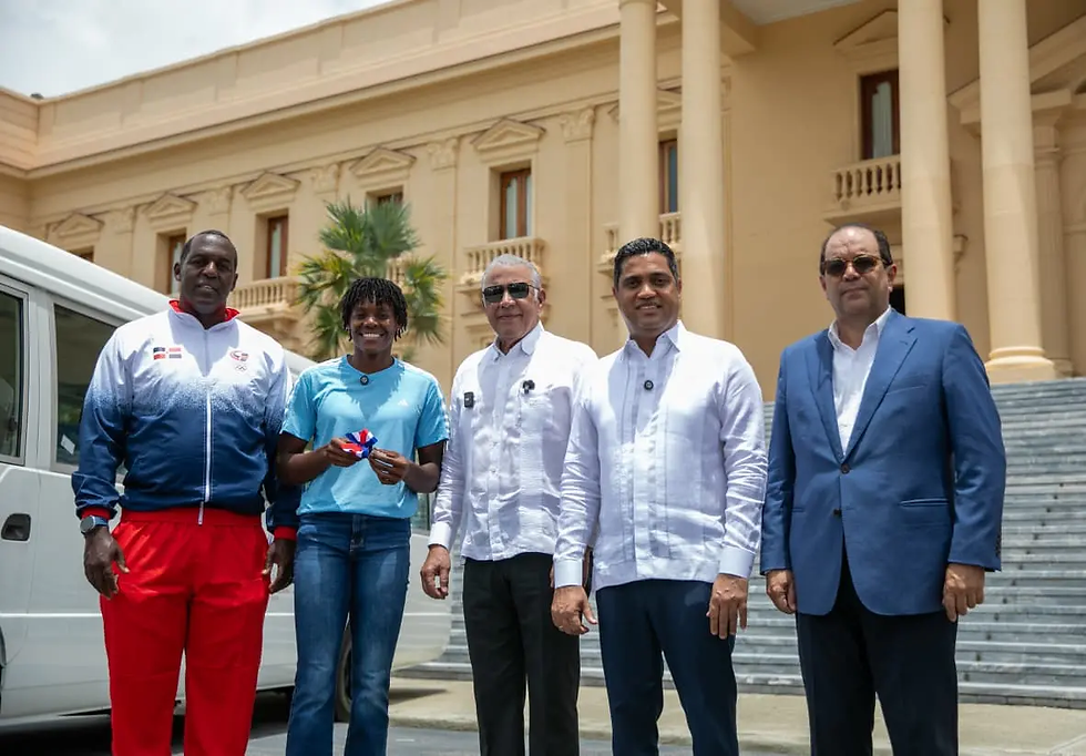Entregan autobús a la Fundación Creando Sonrisas Eternas, presidida por Marileidy Paulino