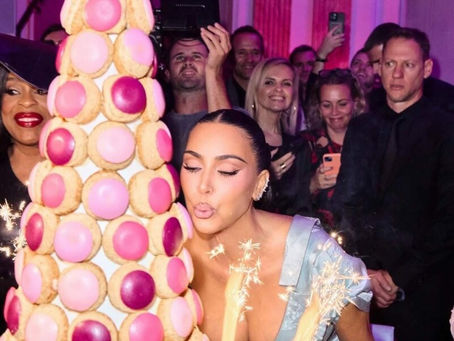 Kim Kardashian deslumbra en París al celebrar sus 45 años entre estrellas y lujo