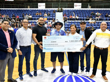 Alcaldía de La Vega otorga aporte de un millón de pesos al Torneo de Baloncesto Superior con Refuerzos