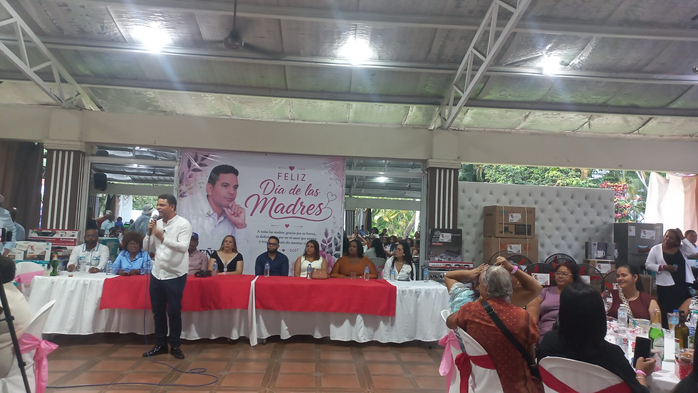 Regidor Rafael Hernández rinde homenaje a las madres con entrega masiva de regalos en Los Alcarrizos
