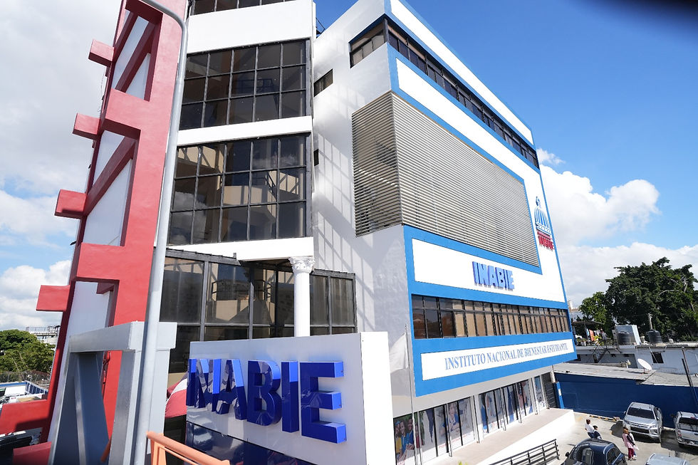 El evento contó con la presencia de destacadas autoridades del ámbito educativo y ambiental. Por parte del INABIE, la subdirectora Hanoi Vásquez