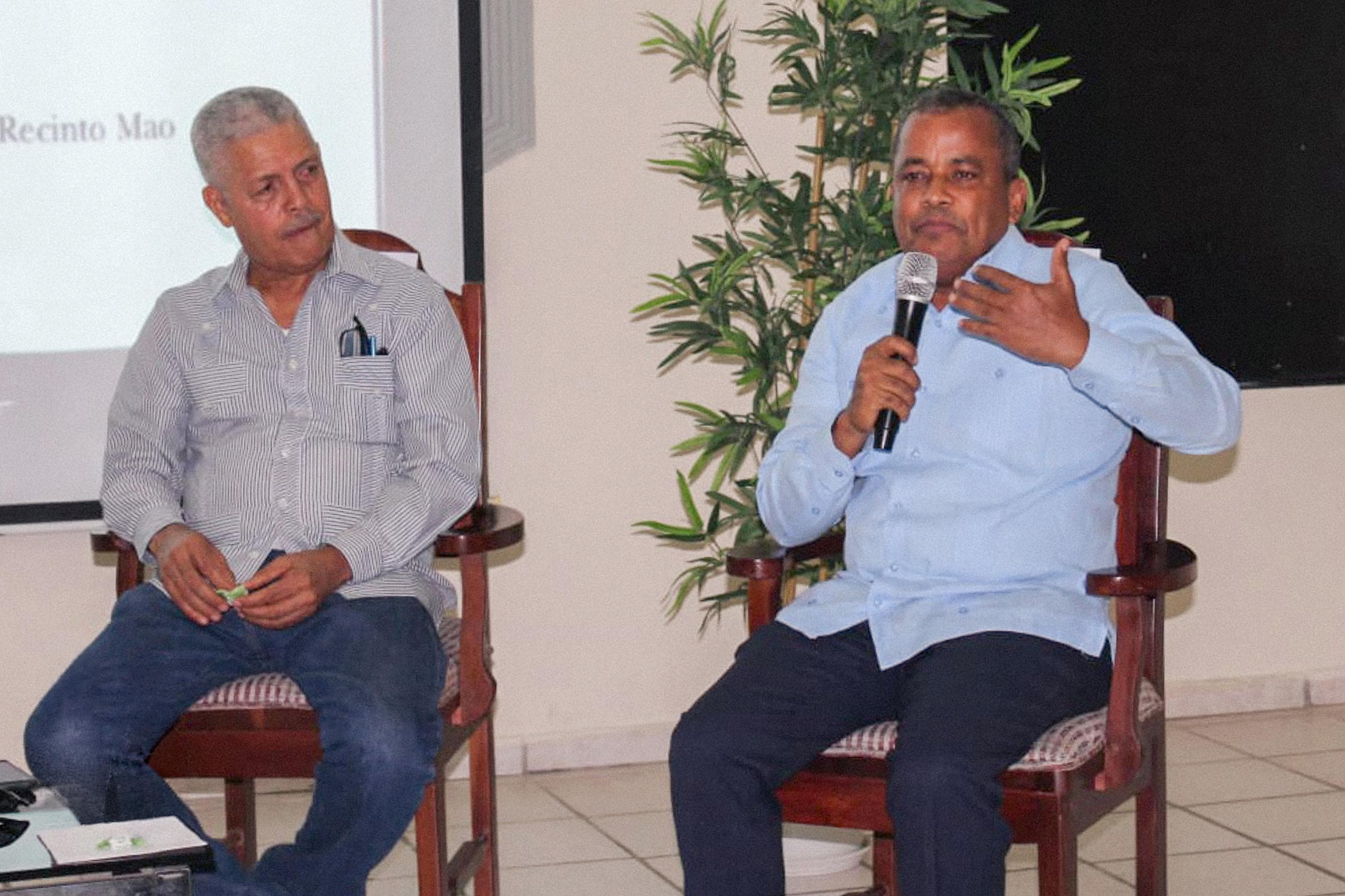 Participantes en conversatorio sobre medio ambiente en Mao