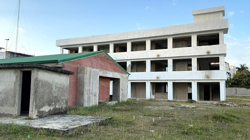 El rostro más visible del abandono es la inconclusa Escuela Básica Santiago Hirujo Sosa, levantada en la calle Antonio Guzmán cuya construcción lleva más de 13 años.