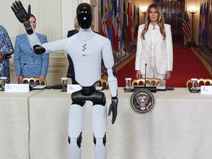 El robot caminó junto a la primera dama para dar la bienvenida a sus invitados en diferentes idiomas.