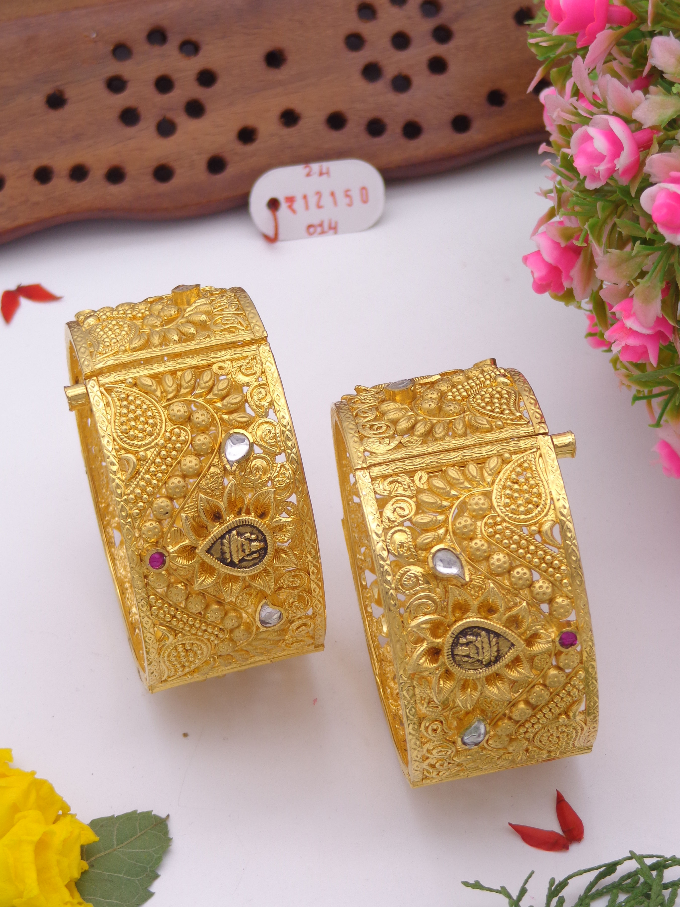 Antique Kundan gold bangles, intricate design