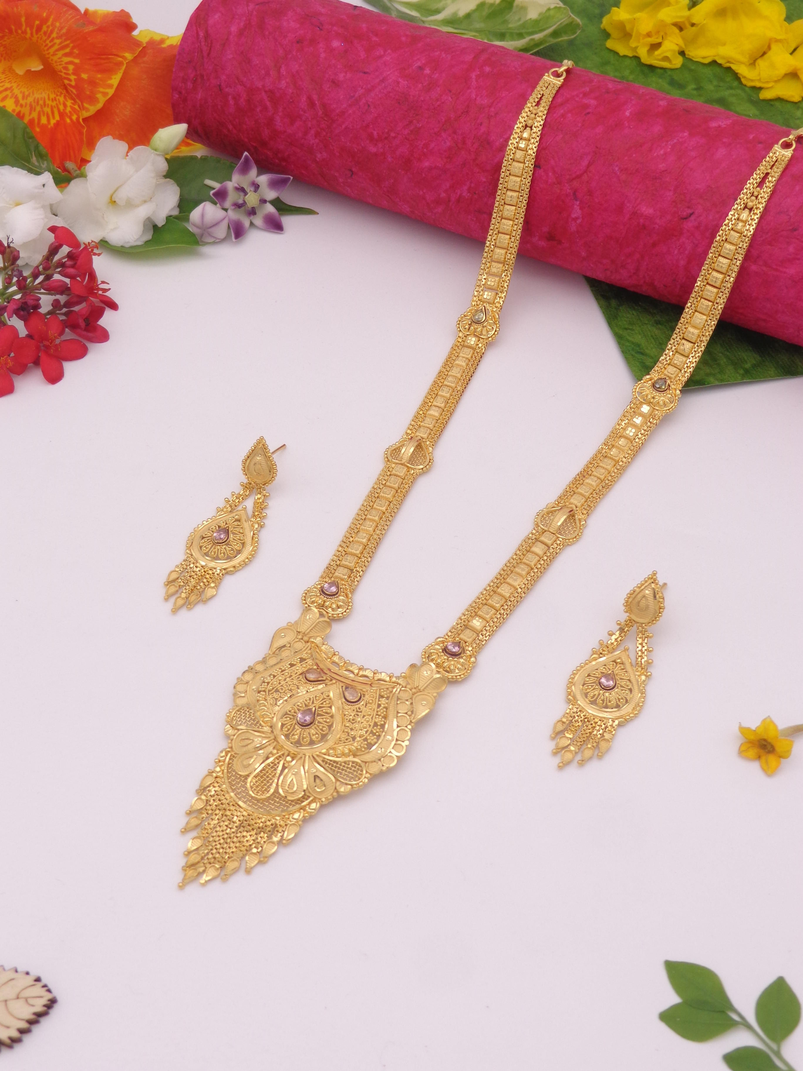 Gold necklace set with earrings