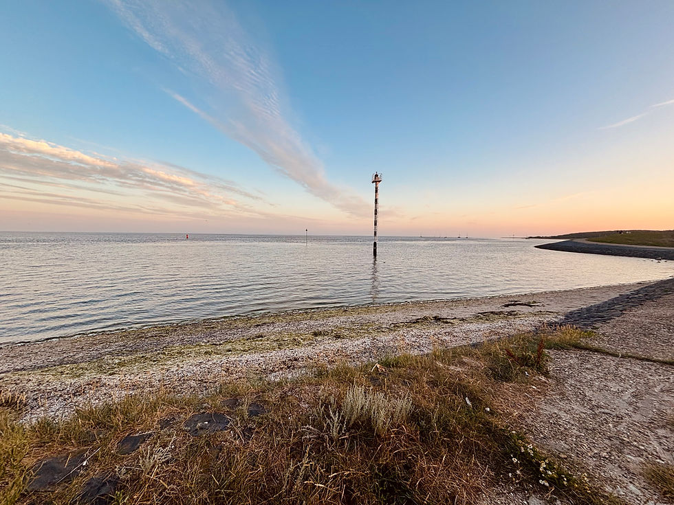Op het Havenplein aan het Wad