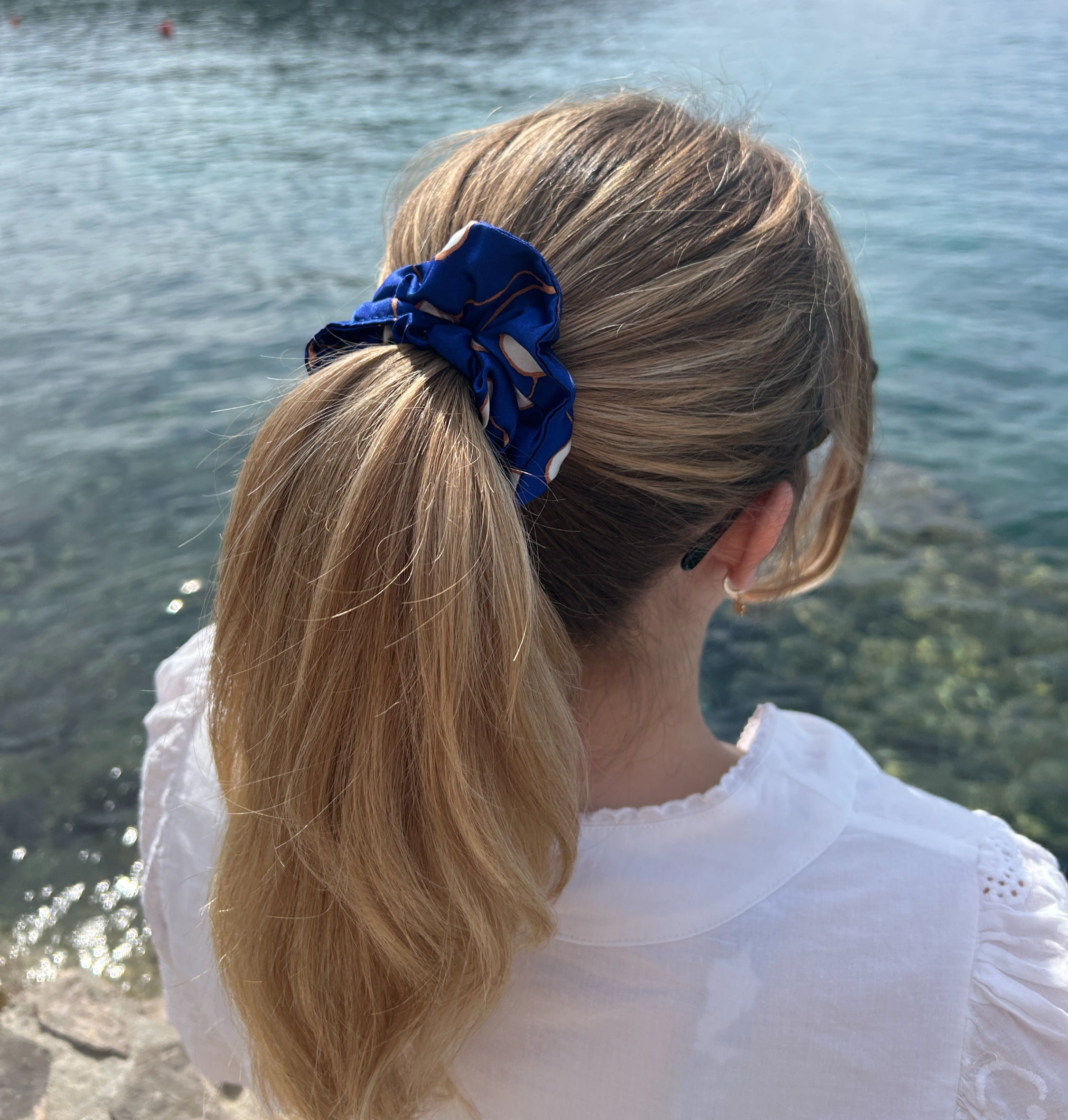 Hedvábná gumička do vlasů Modré bobule