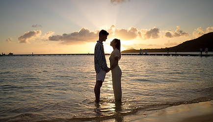 photo de couple sur la plage les pieds dans l'eau.