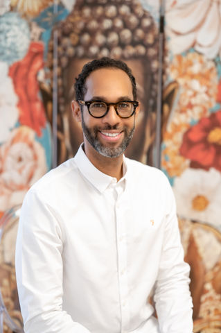 Photographie d’entreprise : collaborateur en tenue professionnelle souriant face caméra. photographe corporate Martinique, portrait professionnel, photo entreprise. Portrait professionnel pour LinkedIn et communication d’entreprise.