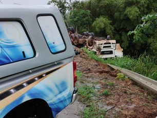 Acidente com carreta carregada de madeira mata adolescente e bebê na BR-364