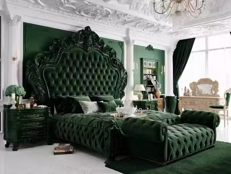Camera da letto classica di lusso con un letto capitonné verde scuro decorato, arredi in velluto coordinati, modanature bianche e un lampadario di cristallo.