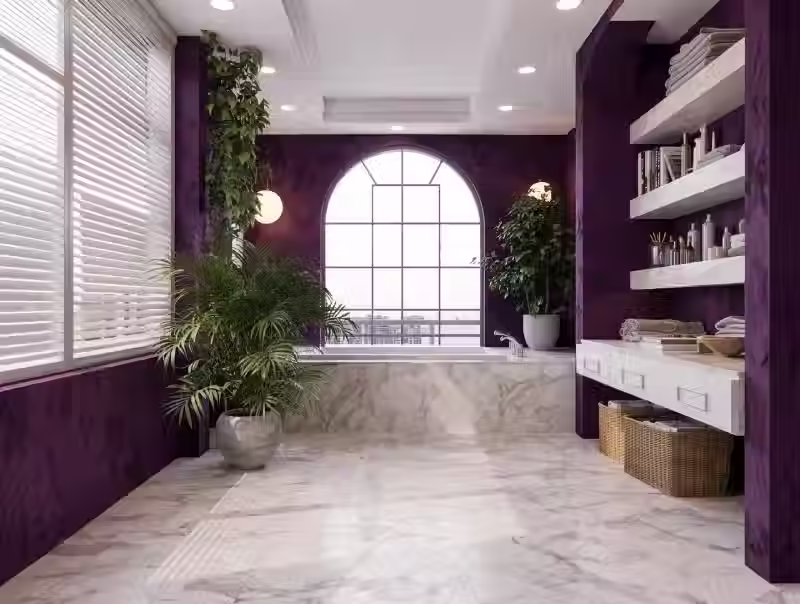 Bagno classico con pareti color prugna scuro, superfici in marmo bianco, una finestra ad arco, mensole aperte e numerose piante da interno.