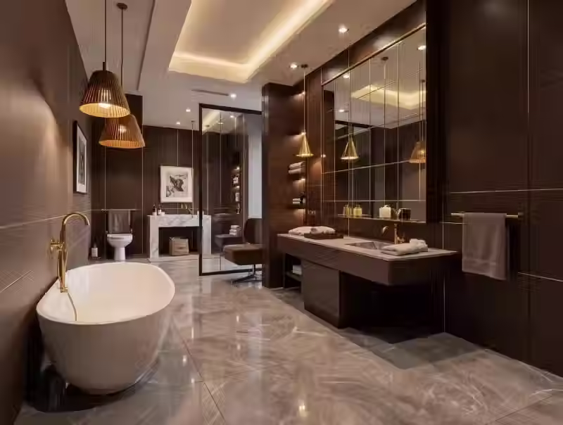 Bagno contemporaneo con pareti marrone scuro, vasca freestanding, pavimento in marmo, grandi specchi e illuminazione calda in ottone.