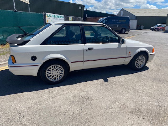 Thumbnail: Ford Escort XR3i 
