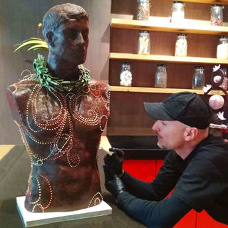 Live Performance "Aboriginal - Inspired Chocolate Art" on a bust
by Gerhard Petzl.