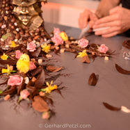 Go behind the scenes with chocolate artist Gerhard Petzl during a live TV appearance at Channel 9, showcasing his unique chocolate artworks.