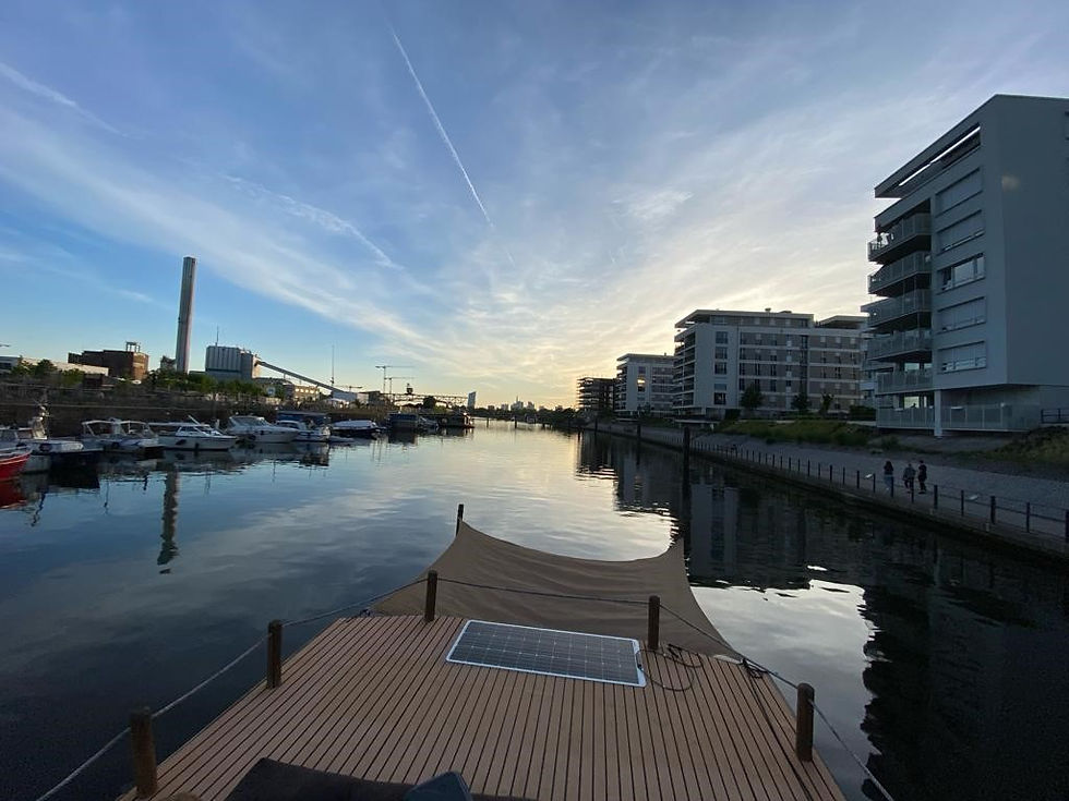 Ein ONWATER-Holzfloß fährt durch die Marina in Offenbach