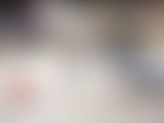 Fünf Personen auf einem Sportboot retten eine Person, die im Wasser treibt