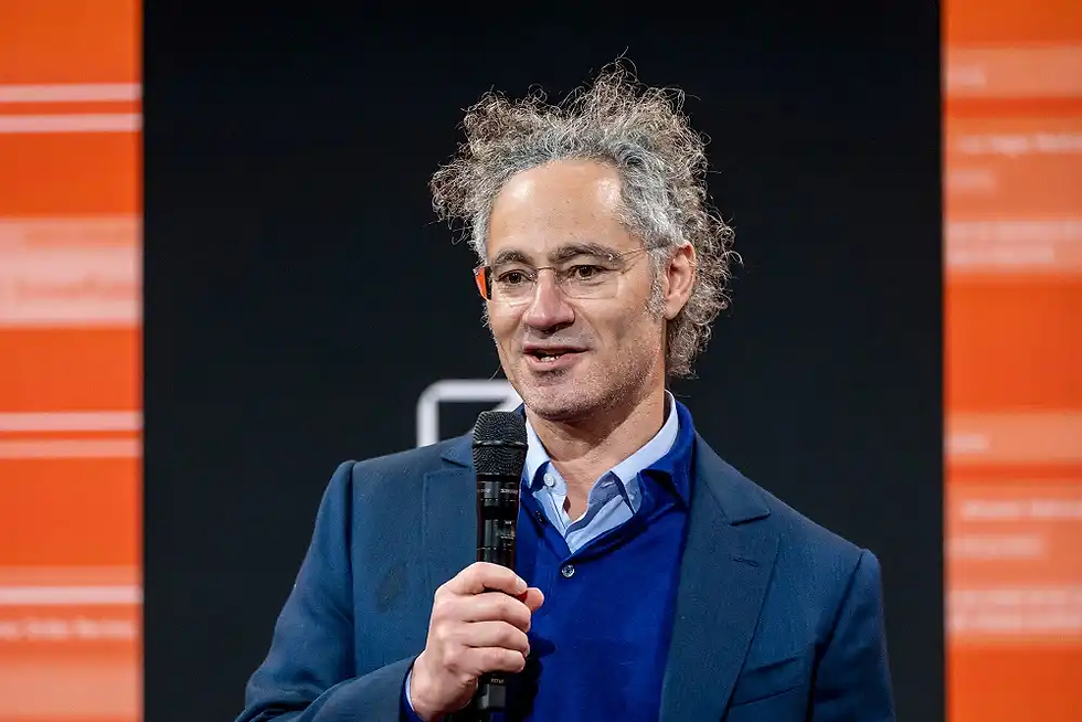 CEO da Palantir admite rejeição global enquanto empresa cresce com contratos militares e uso de IA em guerra