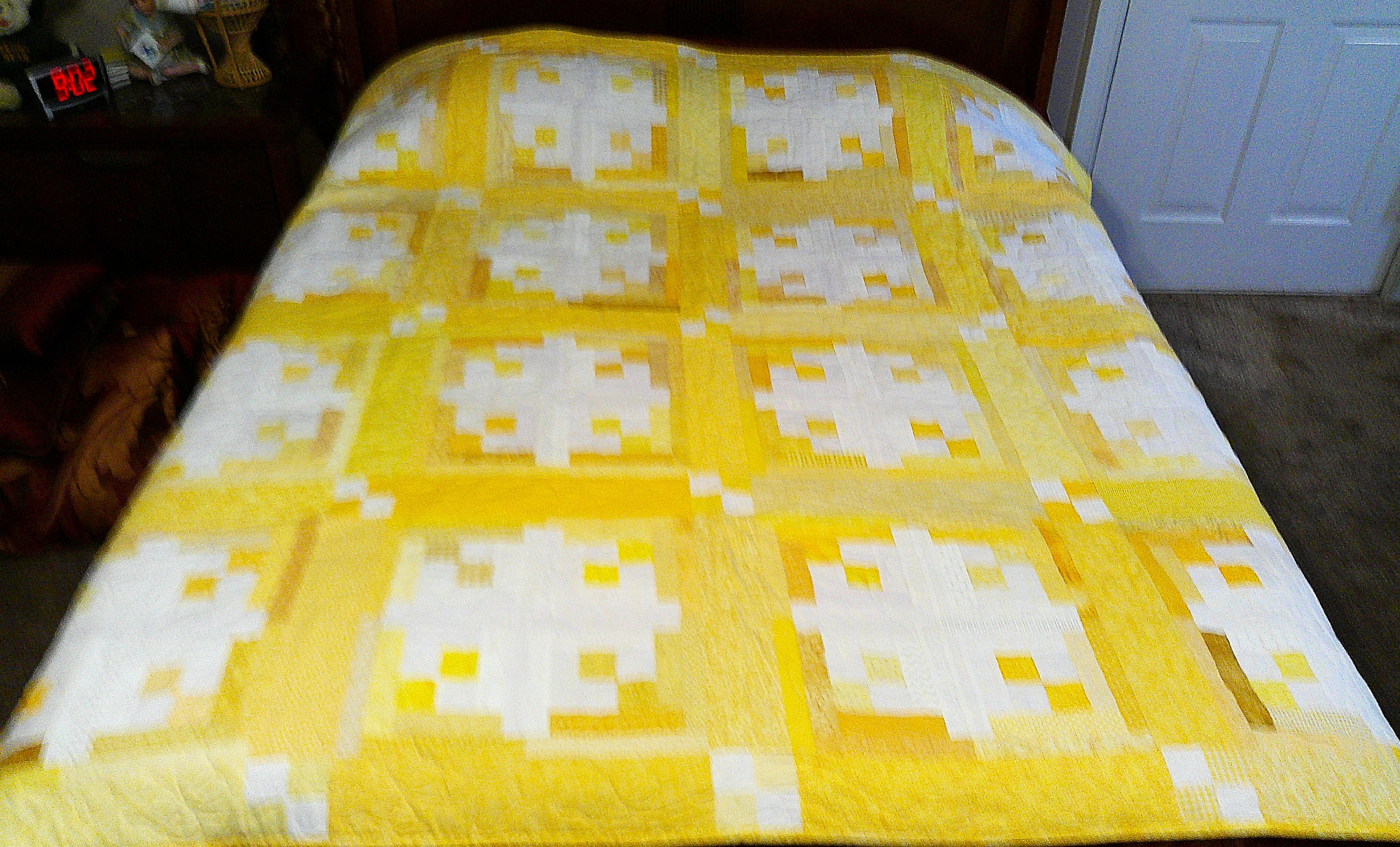 Log Cabin Quilt: 78x78 inches Pieced Bedding
