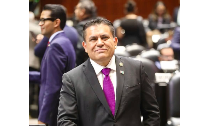 AMLO pretende reescribir la realidad del país desde un libro: Álex Domínguez