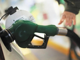 Reportan 'leve' baja en precio de gasolinas y diésel