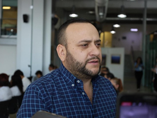 "Terribles deficiencias de la falsa Dinamarca"; Arturo Medina condena muerte de mujer al exterior del IMSS en Parral por falta de atención