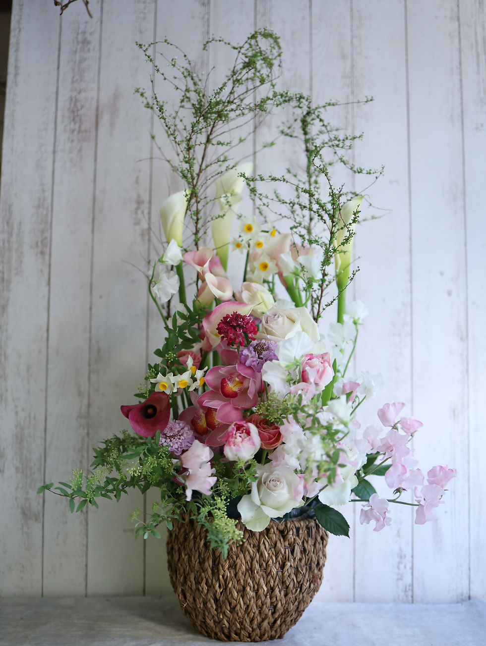お供え 花 アレンジメント 生花 洋風 白 ピンク 上品 センスの良い 野の花 仏花 一周忌 三回忌 四十九日 月命日 枕花 お盆 初盆 新盆 命日 仏事 お彼岸 ペット