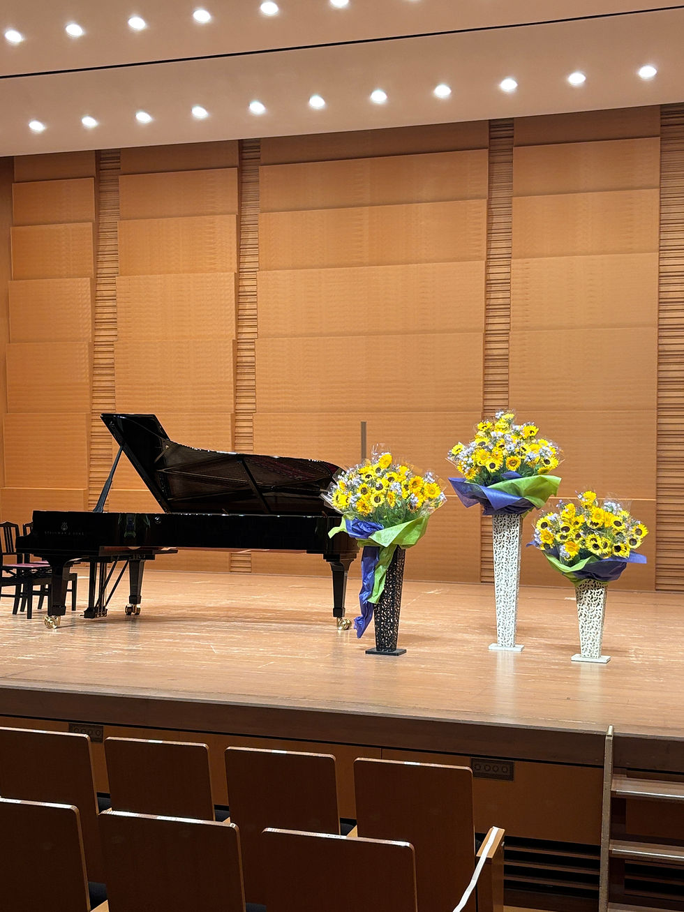 舞台上のグランドピアノと三つの花束、コンサートホール。阿佐ヶ谷 花屋 イベント装花・会場装花。