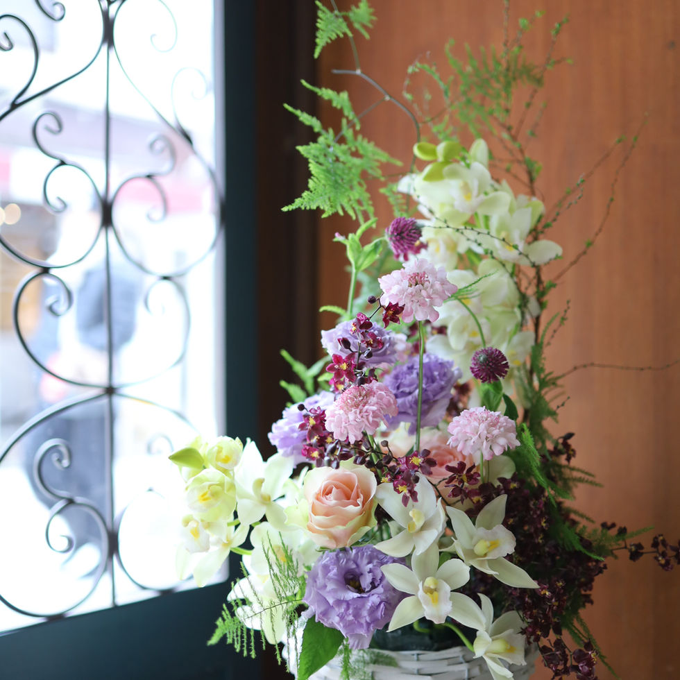 お悔やみ花 専門店 お供え花 お供え 花 アレンジメント 紫 白 上品 高さのあるアレンジメント 野の花 仏花 一周忌 三回忌 四十九日 月命日 枕花 お盆 初盆 新盆 命日 仏事 お彼岸 ペット