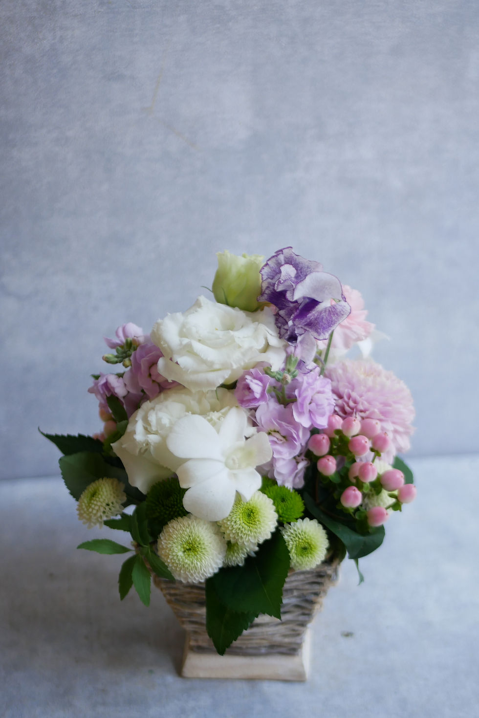 お供え 花 アレンジメント やさしい色合い 供花 モダン 洋風 仏花 一周忌 三回忌 四十九日 月命日 枕花 お盆 初盆 新盆 命日 仏事 お彼岸 ペット