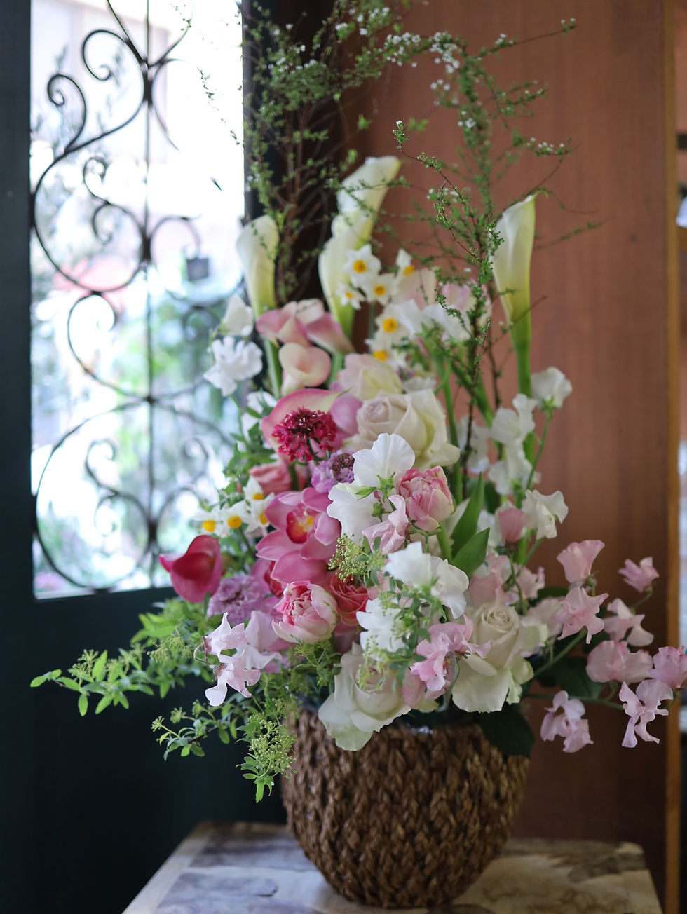 お供え 花 アレンジメント 生花 洋風 白 ピンク 上品 センスの良い 野の花 仏花 一周忌 三回忌 四十九日 月命日 枕花 お盆 初盆 新盆 命日 仏事 お彼岸 ペット