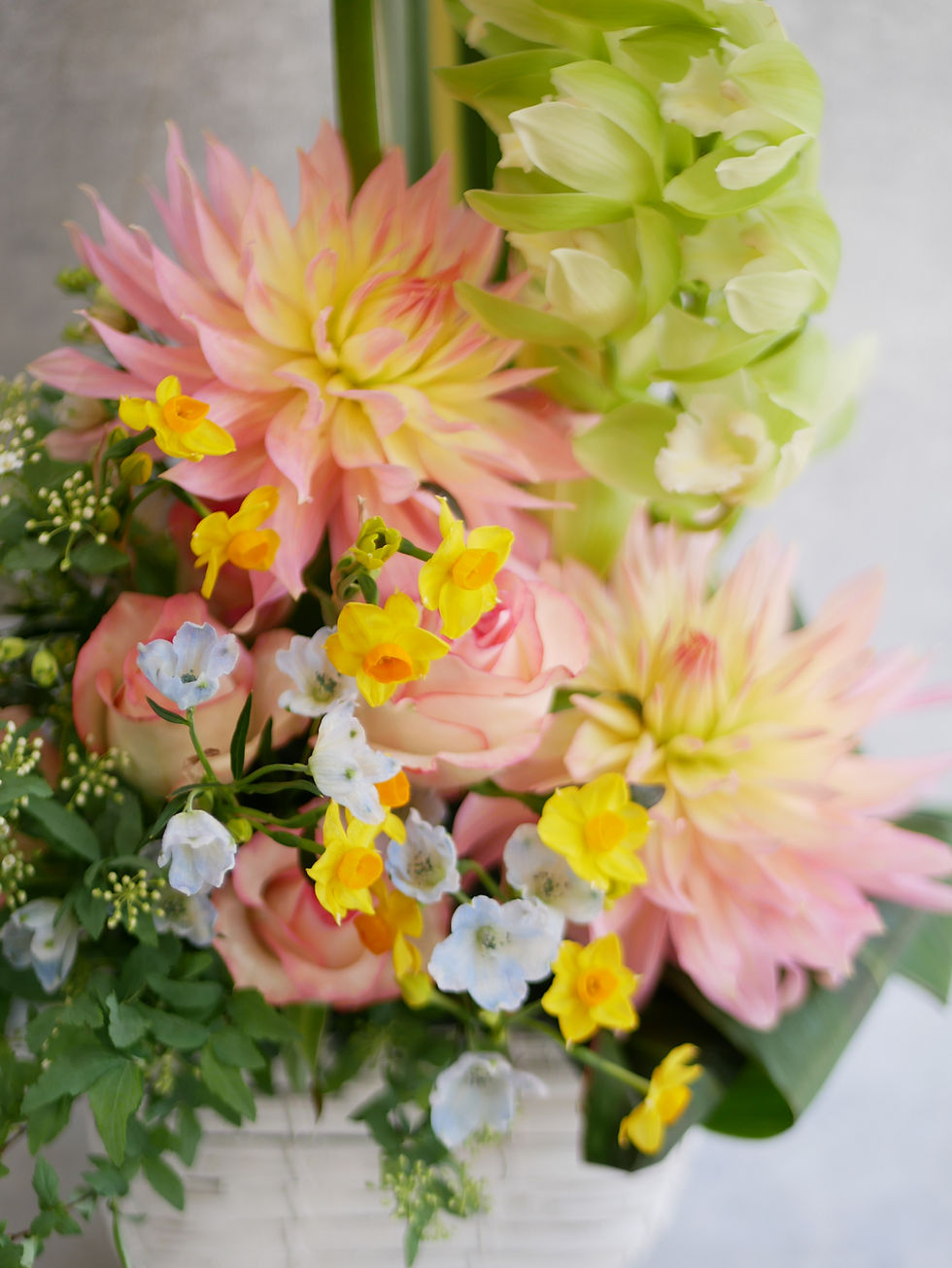 ダリアとバラの華やかな花束
