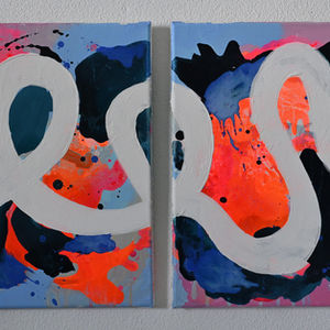 Alt-Text: Zweiteiliges Acrylbild in Orange und Dunkelblau mit einer weissen, geschwungenen Welle, die beide 30 x 40 cm Leinw