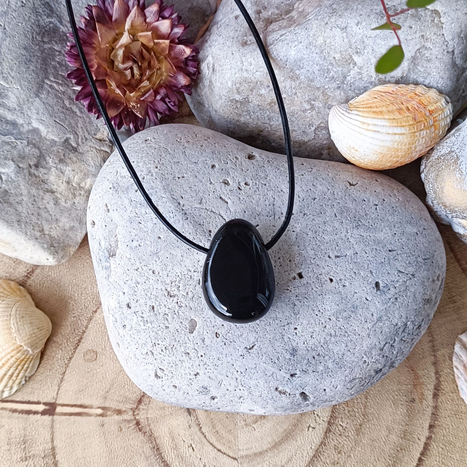 Onyx (Schwarzer Chalcedon) Tropfenanhänger