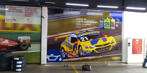 Laptop com tela exibindo página de destino atraente e otimizada