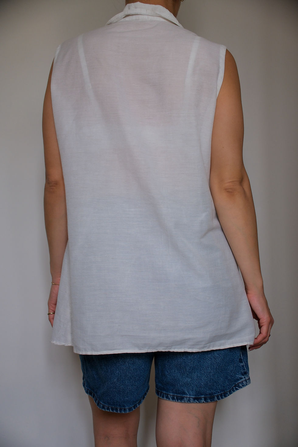 תמונה ממוזערת: White sleeveless blouse 