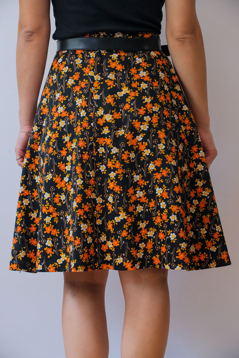 תמונה ממוזערת: Floral orange skirt