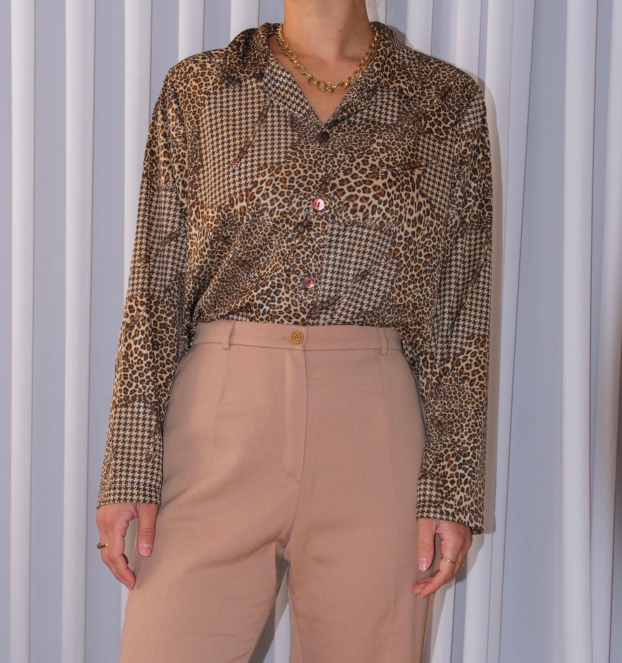 חולצת לאופרד ושרשראות