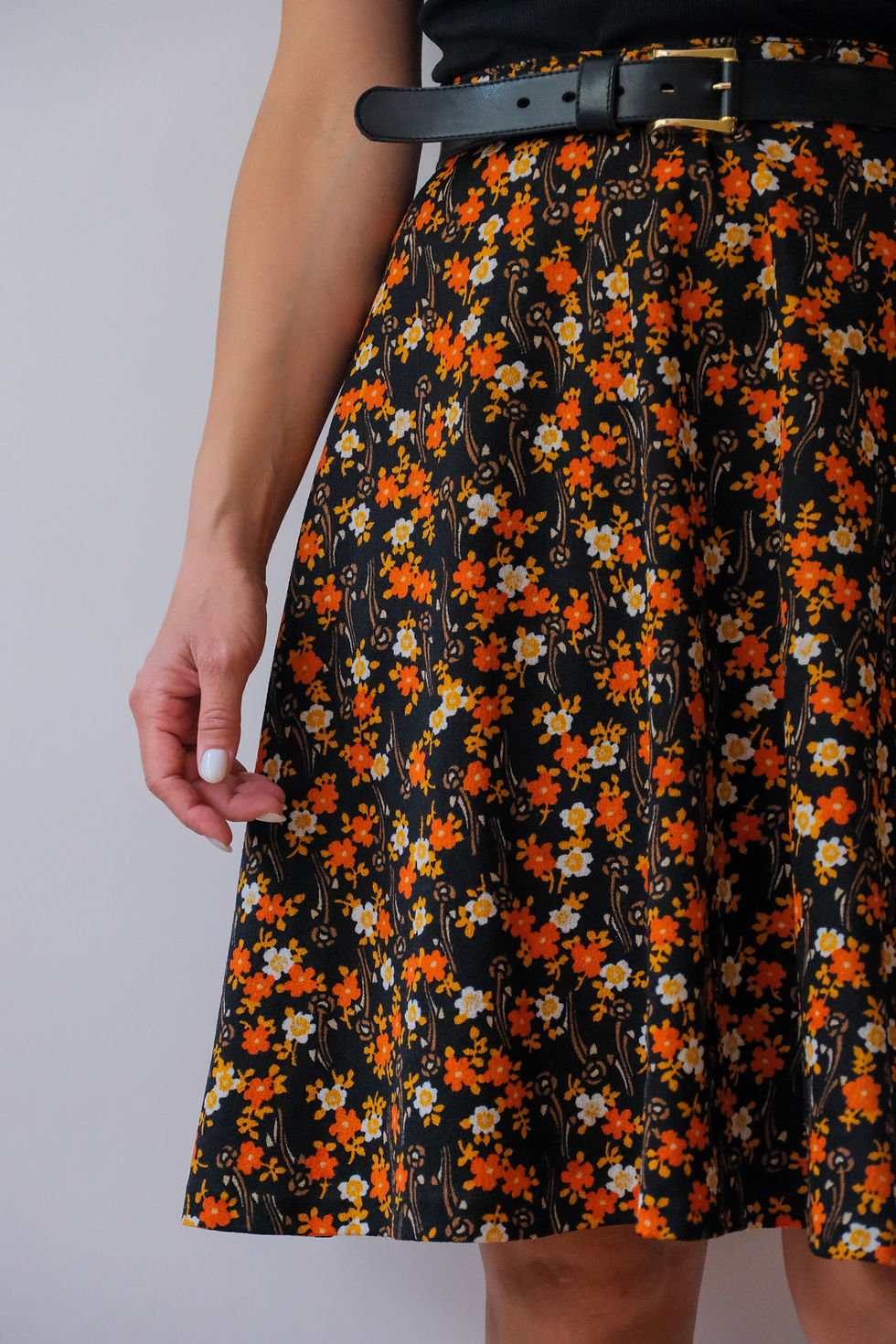 תמונה ממוזערת: Floral orange skirt