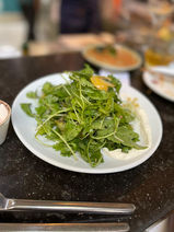 תמונה של סלט עלים על צלחת