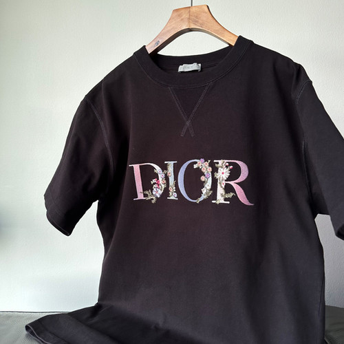 Dior フラワーモチーフ ブラックTシャツ Dior Black Floral Logo Embroidered T-Shirt – Savonches