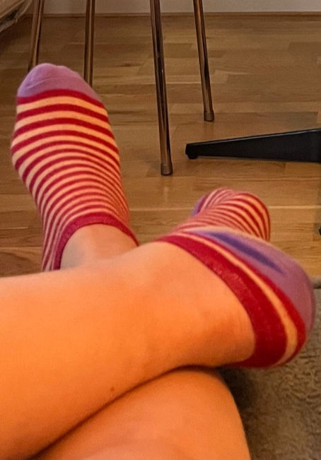 Hors foyer, mes bas rayés se reposent. Plus loin, détail du banc de métal. 