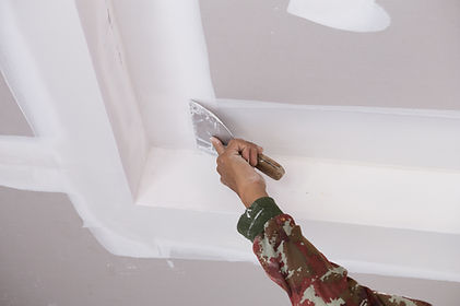 hand of worker using gypsum plaster ceil