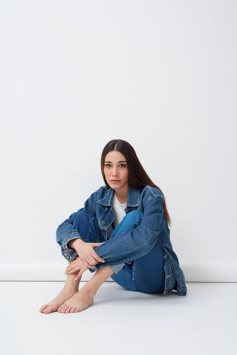 Retouch Mag dergisi kapsamında sade kompozisyonla çekilen Merve Sevin fashion editorial çalışması