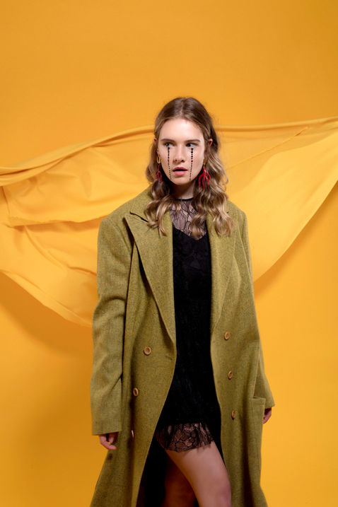 Sarı fonda tam boy çekilmiş modern fashion editorial kadın fotoğrafı.