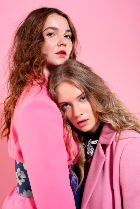 Minimal ışıkla çekilmiş yakın plan fashion editorial kadın portresi.