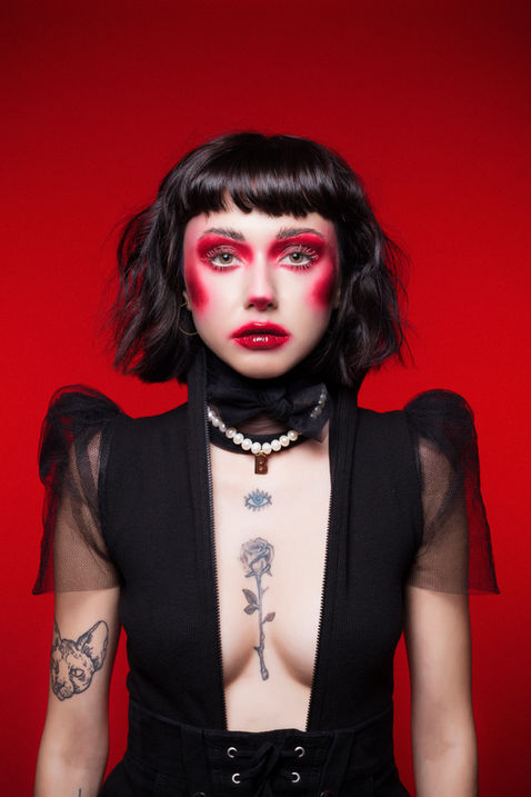 Stüdyo ortamında sert ifade ile oluşturulmuş modern fashion editorial portre