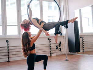 Aerial Hoop Instrucotr hiflt schülerin